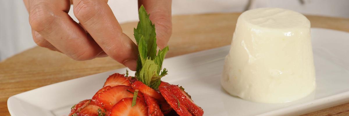 Rezept Joghurtmousse mit marinierten Erdbeeren - Joghurtmousse mit ...